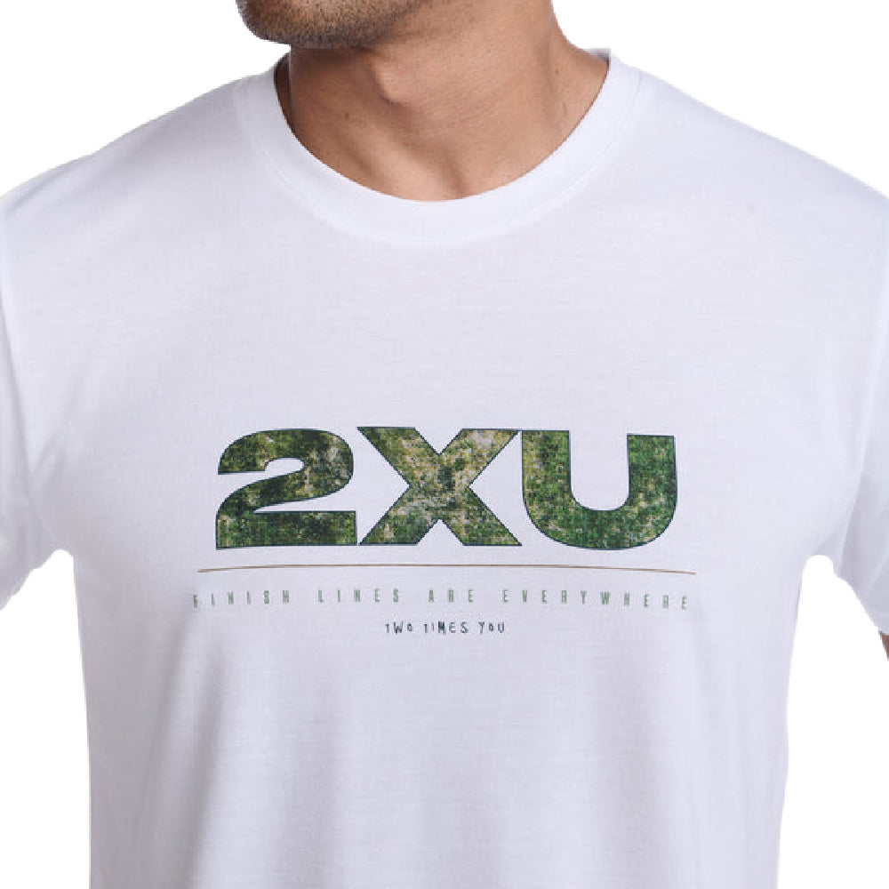 2XU |メンズ コンテンダー T シャツ (ホワイト/トレイルスケープ) 