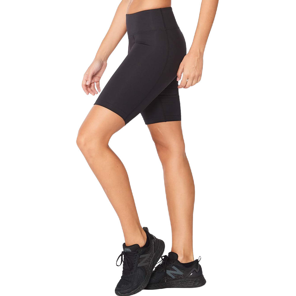 2XU | WOMEN MOTION MID-RISE COMPRESSION SHORT (BLACK/DOTTED BLACK)